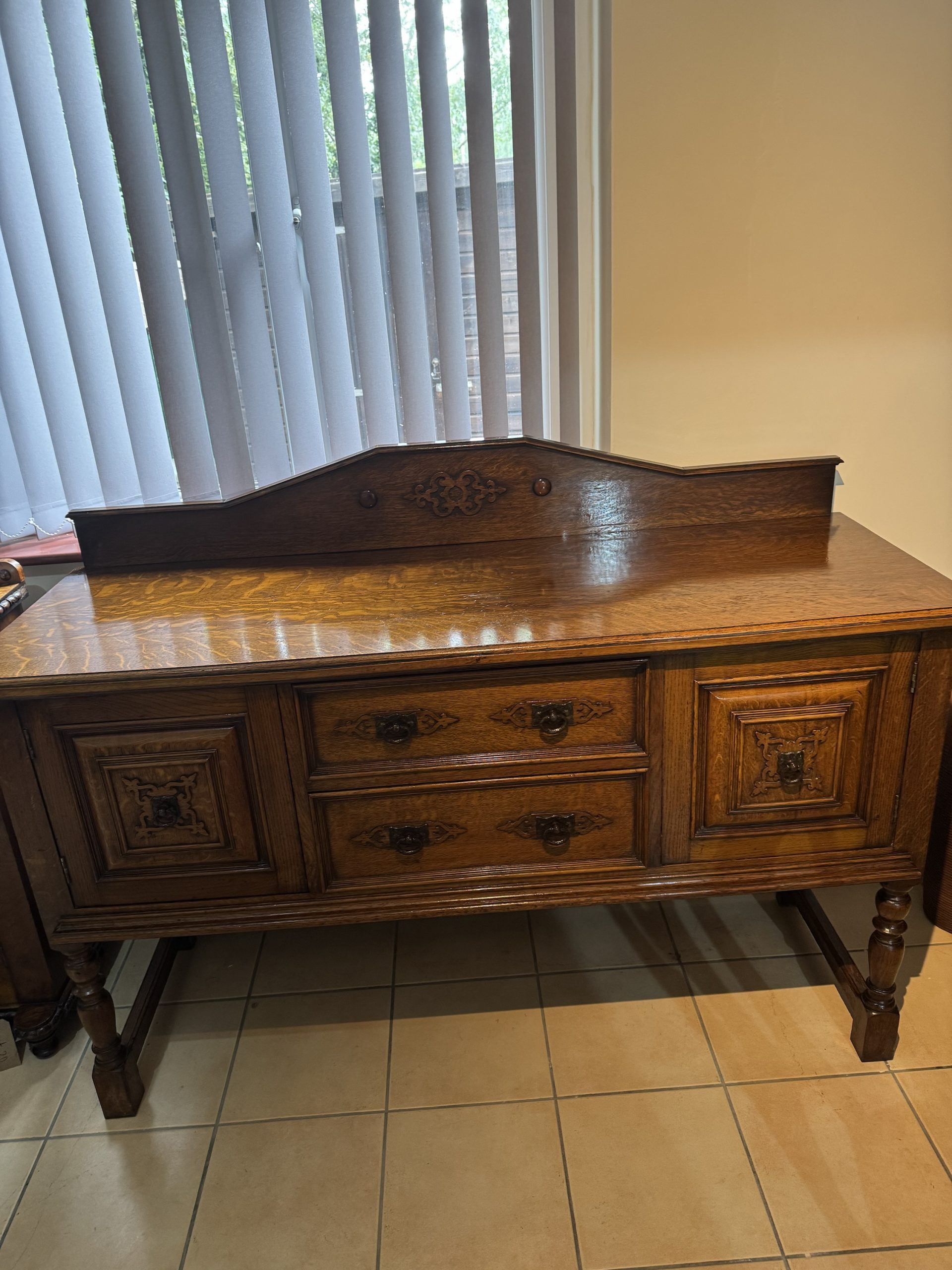 Antique 1900-1915 Carved Tiger Striped Oak Sideboard with Raised Back Panel - Image 9