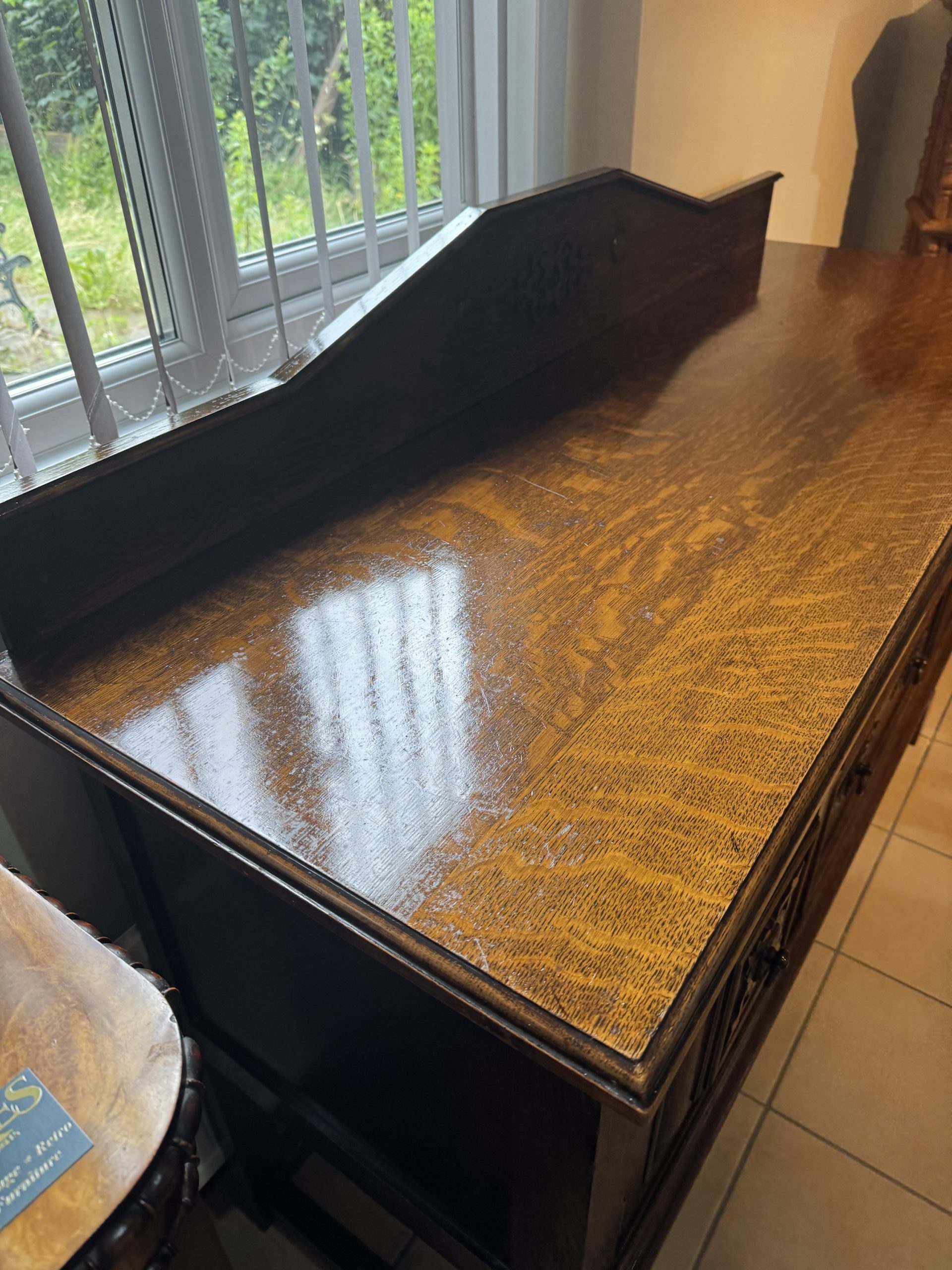 Antique 1900-1915 Carved Tiger Striped Oak Sideboard with Raised Back Panel - Image 6