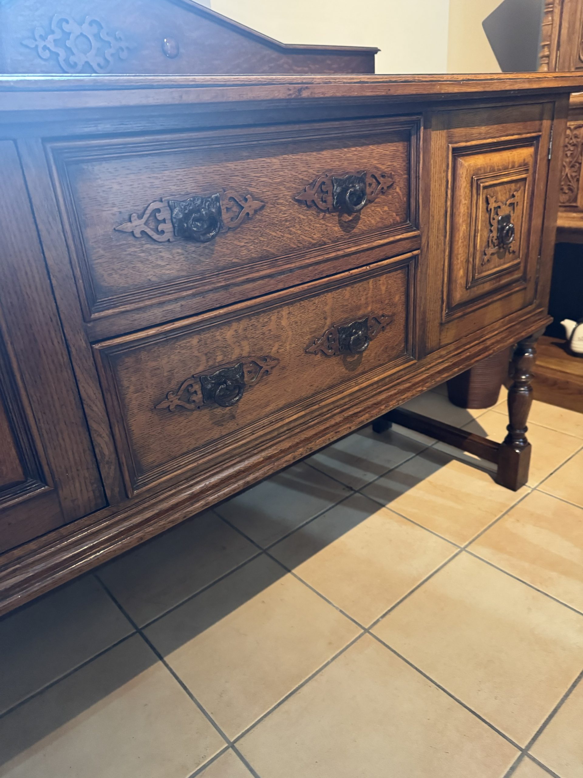 Antique 1900-1915 Carved Tiger Striped Oak Sideboard with Raised Back Panel - Image 8