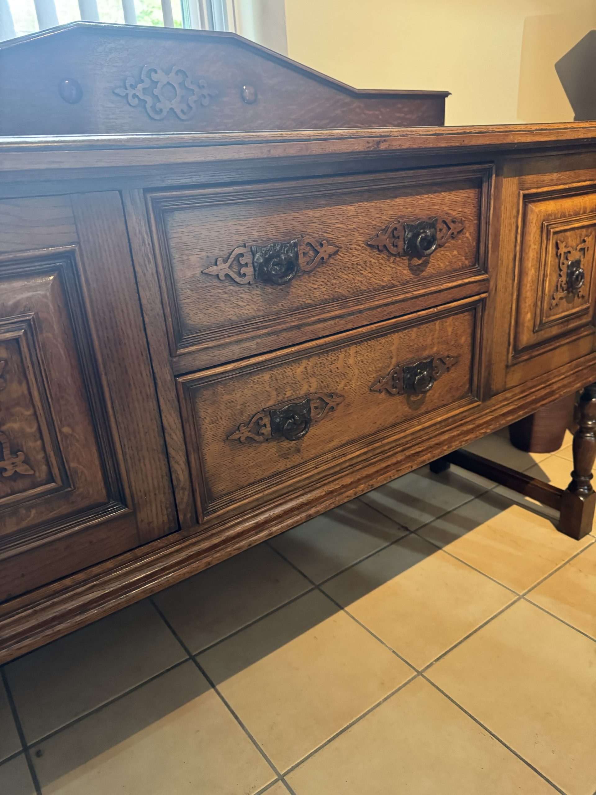Antique 1900-1915 Carved Tiger Striped Oak Sideboard with Raised Back Panel - Image 2