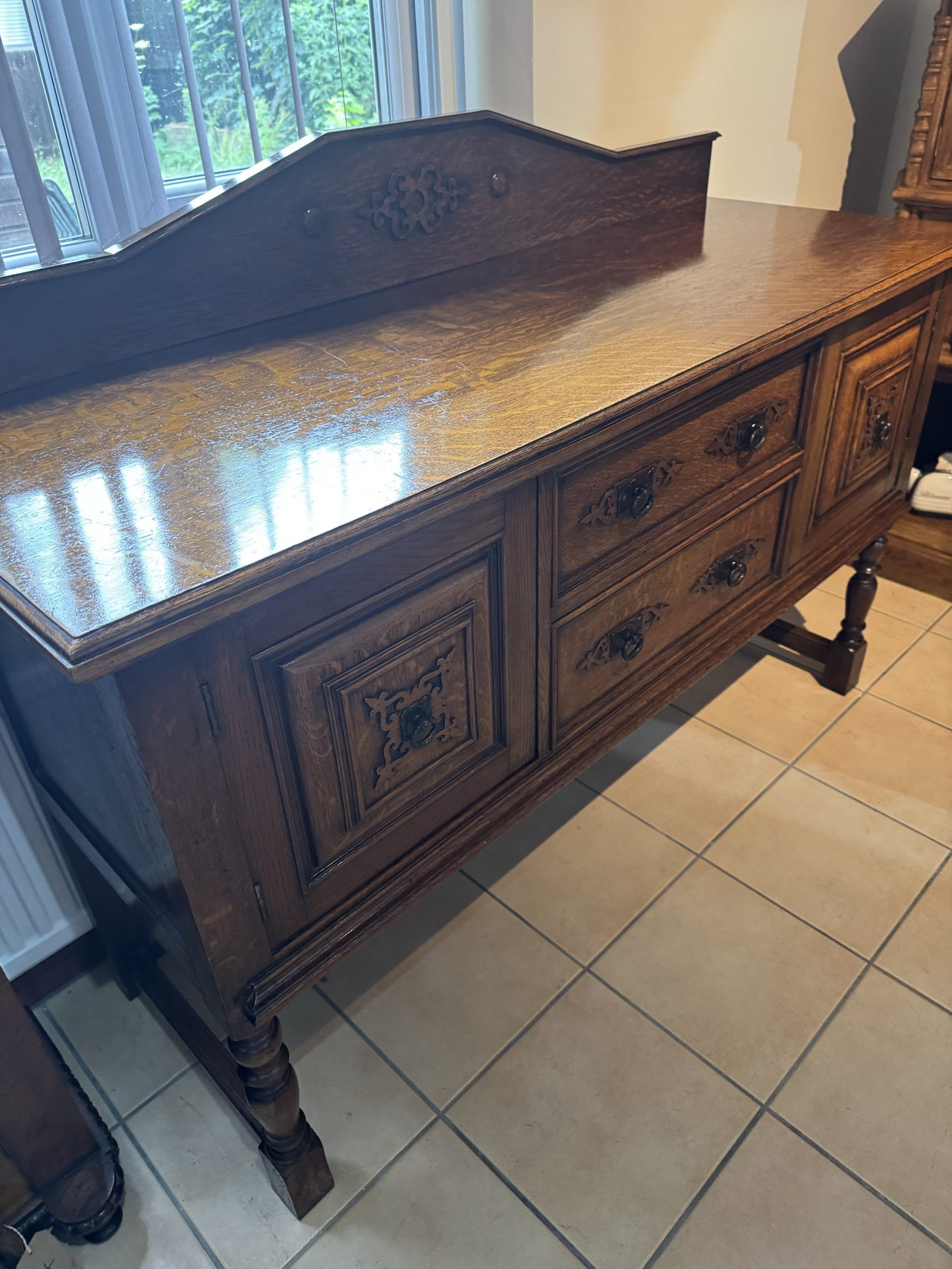 Antique 1900-1915 Carved Tiger Striped Oak Sideboard with Raised Back Panel - Image 4