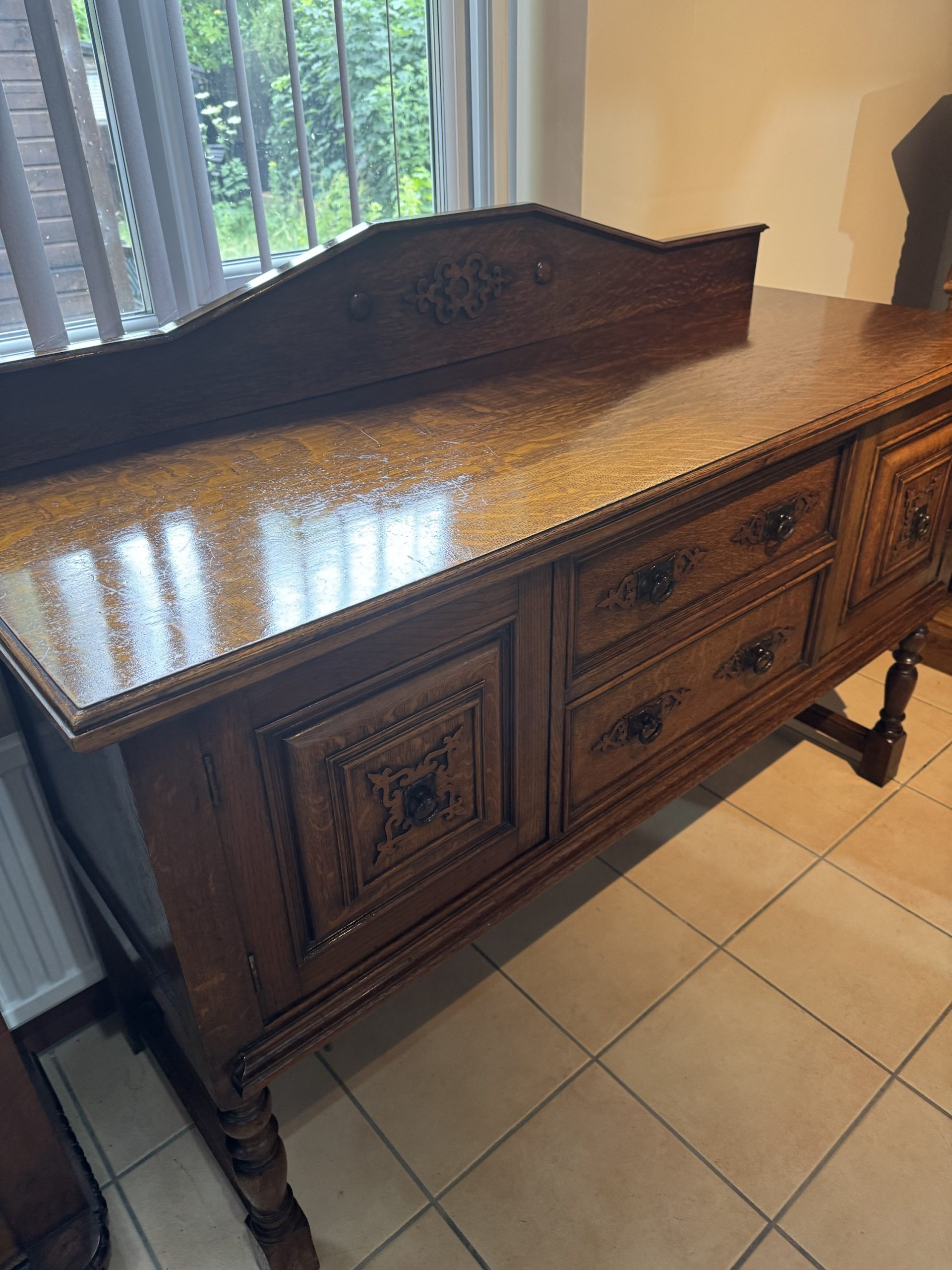 Antique 1900-1915 Carved Tiger Striped Oak Sideboard with Raised Back Panel - Image 5