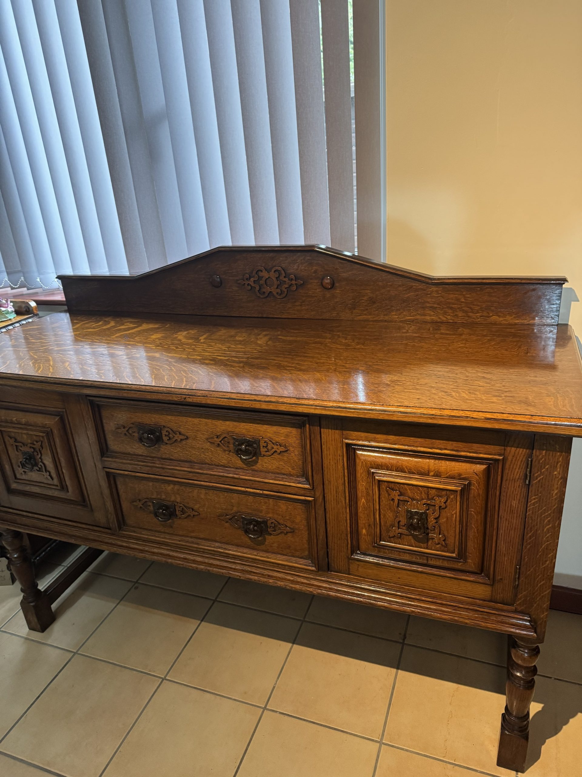 Antique 1900-1915 Carved Tiger Striped Oak Sideboard with Raised Back Panel - Image 3